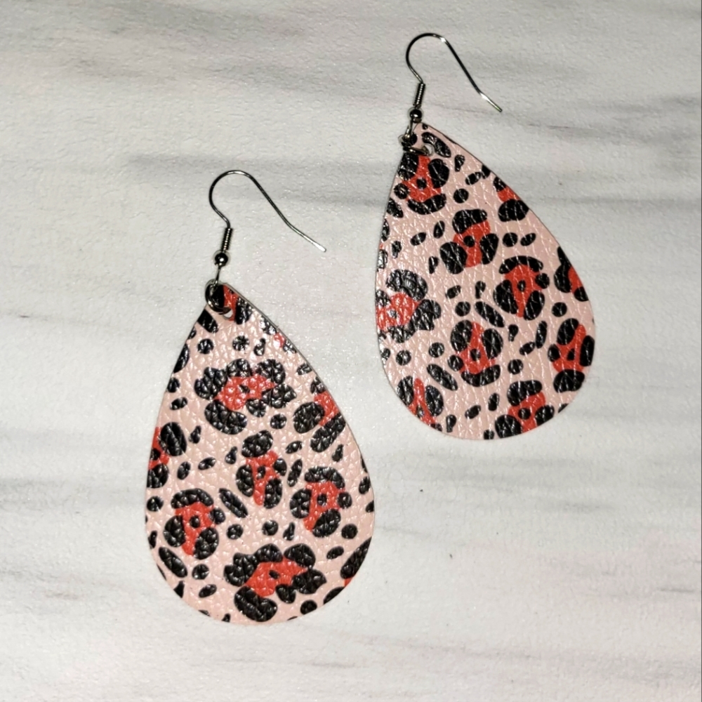 Pink leopard print leather earrings//boho//cowgirl//Southwestern// - Picture 2 of 4